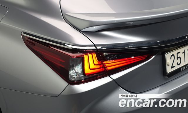 Lexus ES 2025 — photo 9