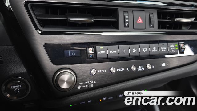 Lexus ES 2025 — photo 33