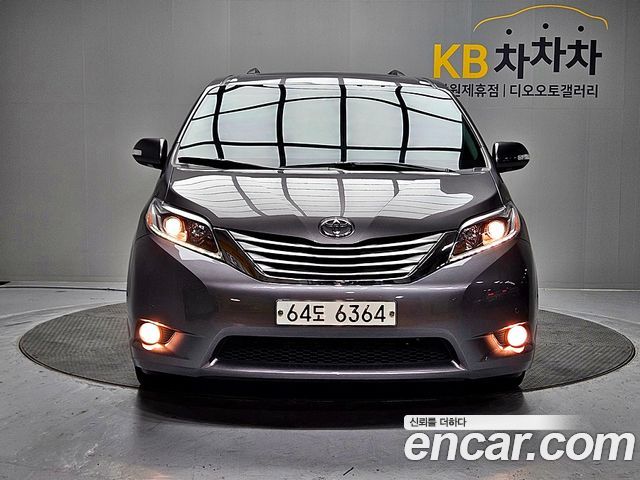 Toyota Sienna 2017 — photo 1