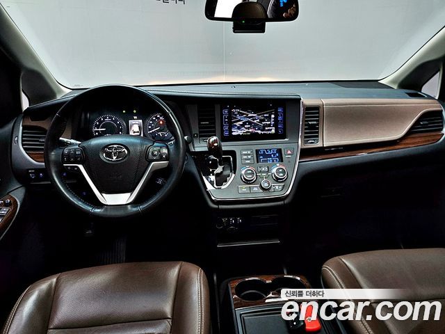 Toyota Sienna 2017 — photo 9