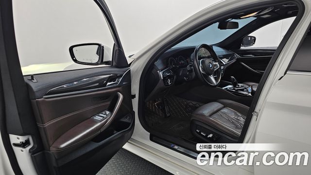 BMW 5-Series 2019 — photo 13