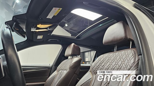 BMW 5-Series 2019 — photo 23