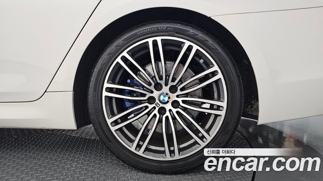 BMW 5-Series 2019 — photo 7