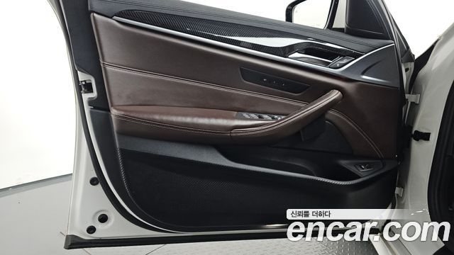 BMW 5-Series 2019 — photo 14