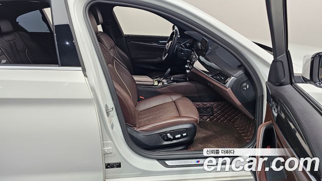 BMW 5-Series 2019 — photo 16
