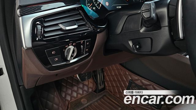 BMW 5-Series 2019 — photo 27