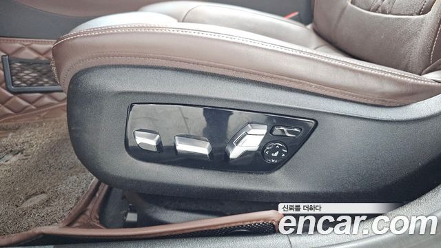 BMW 5-Series 2019 — photo 30