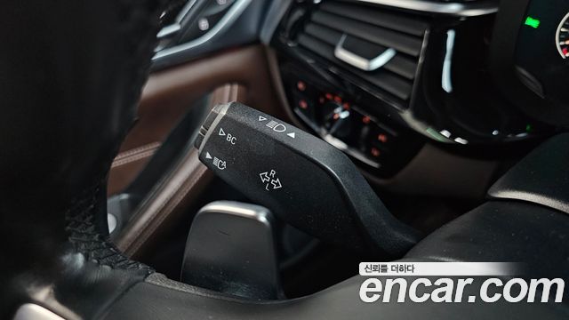 BMW 5-Series 2019 — photo 35