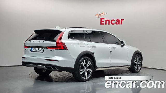 Volvo V60 2021 — photo 2