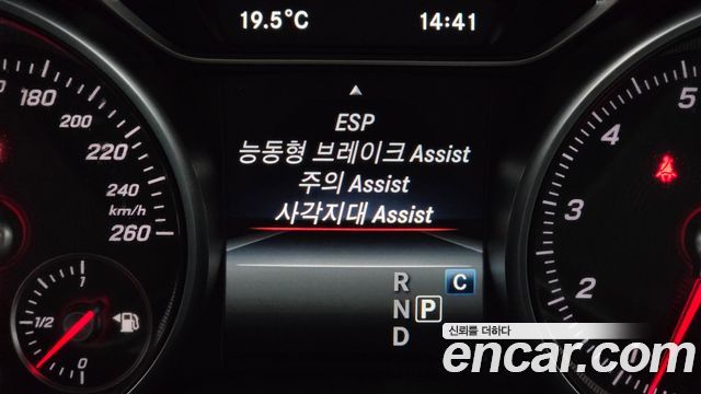 Mercedes-Benz GLA-Class 2018 — photo 16