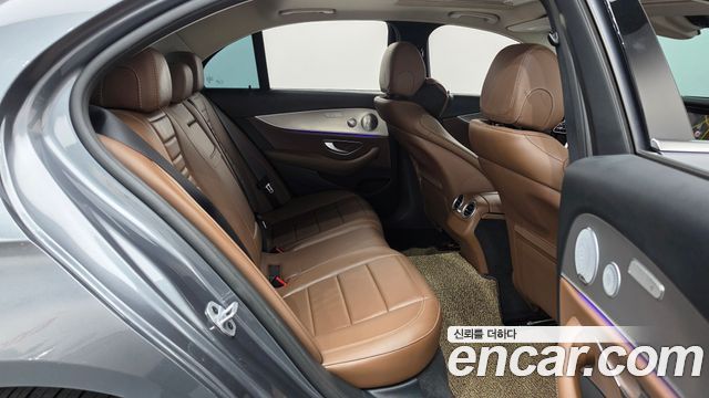 Mercedes-Benz E-Class 2019 — photo 12