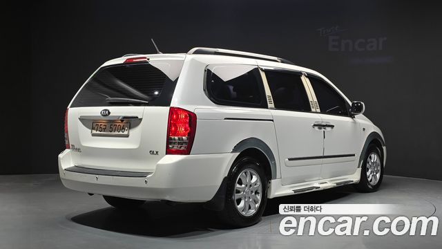 Kia Canival 2010 — photo 2