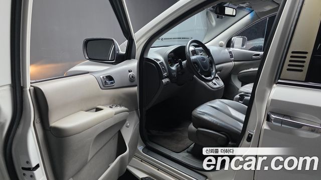 Kia Canival 2010 — photo 10