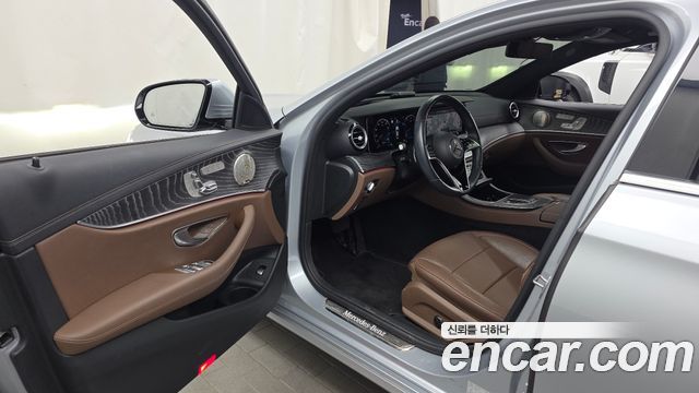 Mercedes-Benz E-Class 2022 — photo 10
