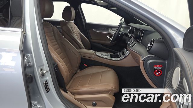 Mercedes-Benz E-Class 2022 — photo 11
