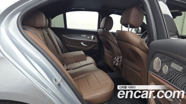 Mercedes-Benz E-Class 2022 — photo 12