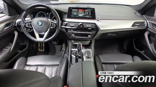 BMW 5-Series 2018 — photo 10