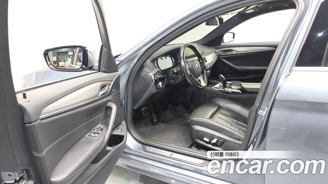 BMW 5-Series 2018 — photo 13