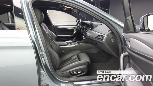 BMW 5-Series 2018 — photo 17