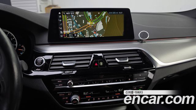 BMW 5-Series 2018 — photo 20