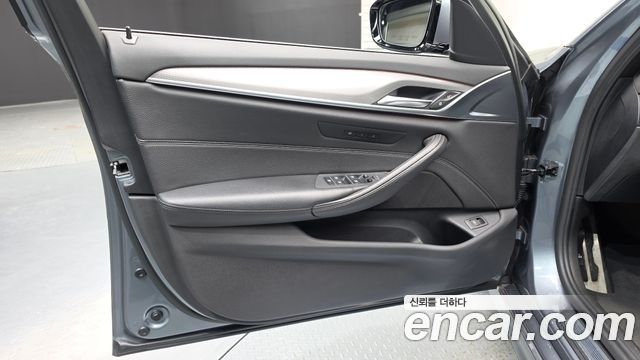 BMW 5-Series 2018 — photo 14
