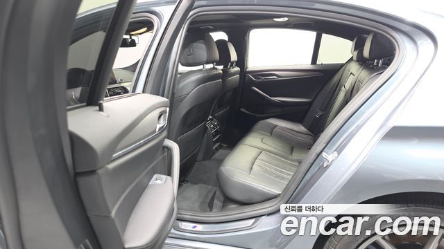BMW 5-Series 2018 — photo 16