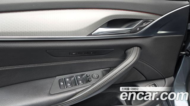 BMW 5-Series 2018 — photo 29