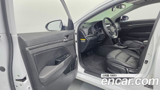 Hyundai AVANTE 2018 — photo 10
