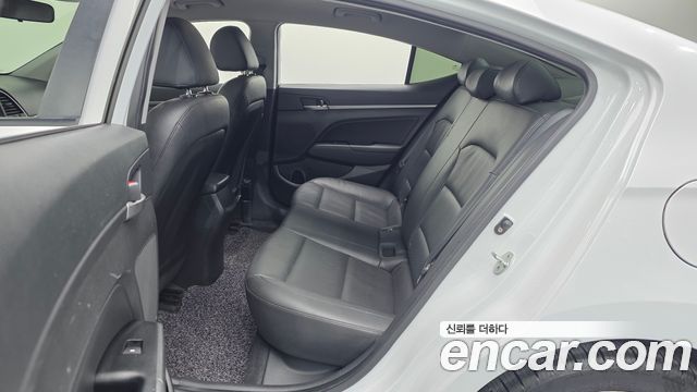 Hyundai AVANTE 2018 — photo 11