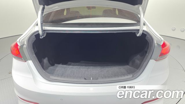 Hyundai AVANTE 2018 — photo 16