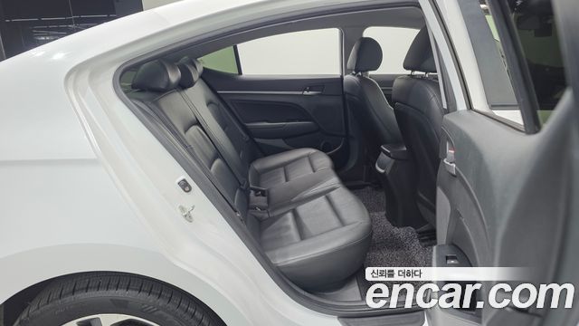 Hyundai AVANTE 2018 — photo 17