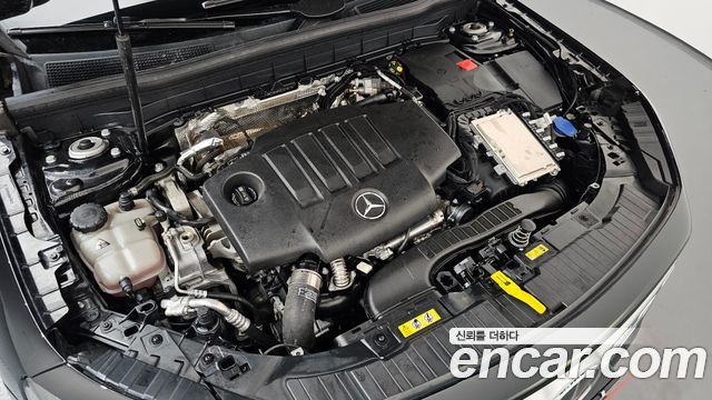 Mercedes-Benz GLB-Class 2023 — photo 6