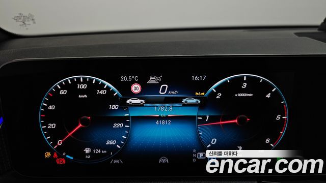 Mercedes-Benz GLB-Class 2023 — photo 8
