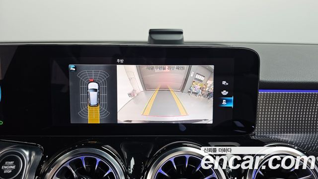Mercedes-Benz GLB-Class 2023 — photo 15