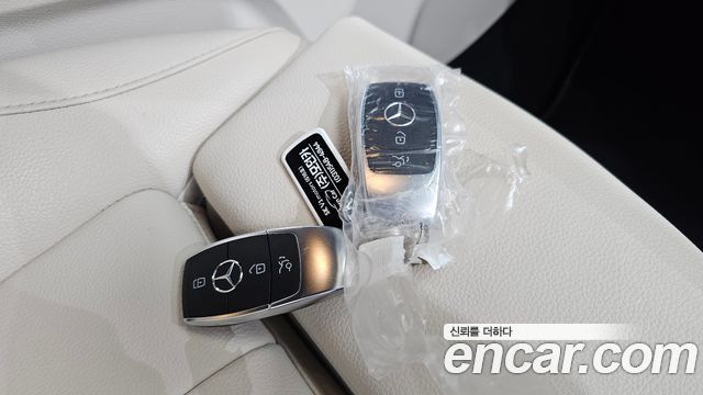 Mercedes-Benz GLB-Class 2023 — photo 17