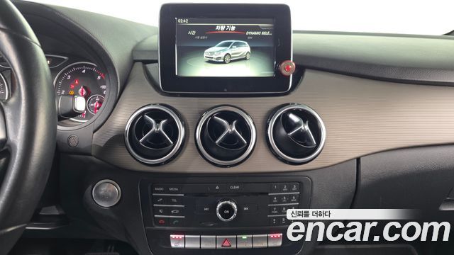 Mercedes-Benz B-Class 2016 — photo 15