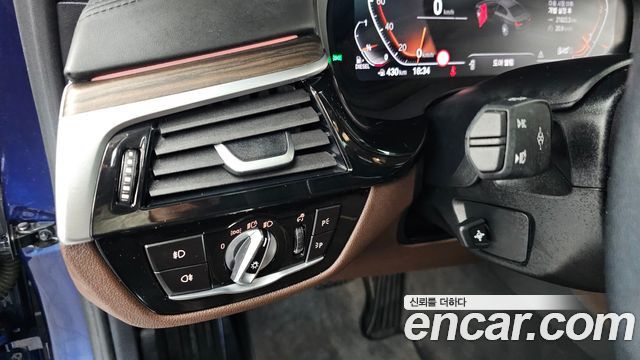 BMW 5-Series 2020 — photo 27