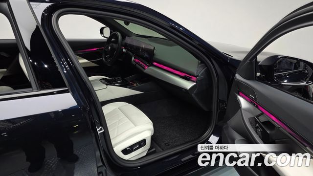 BMW 5-Series 2025 — photo 17