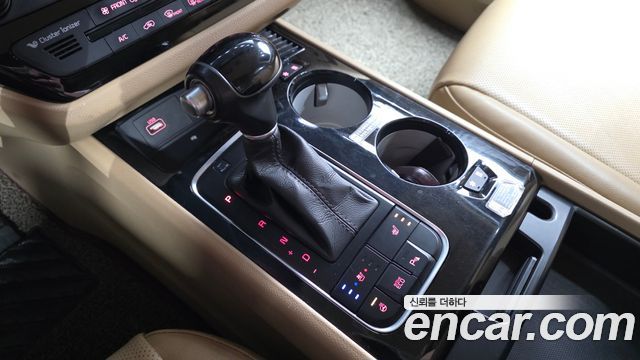 Kia Canival 2015 — photo 9