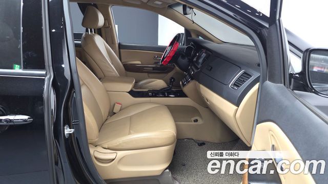 Kia Canival 2015 — photo 11