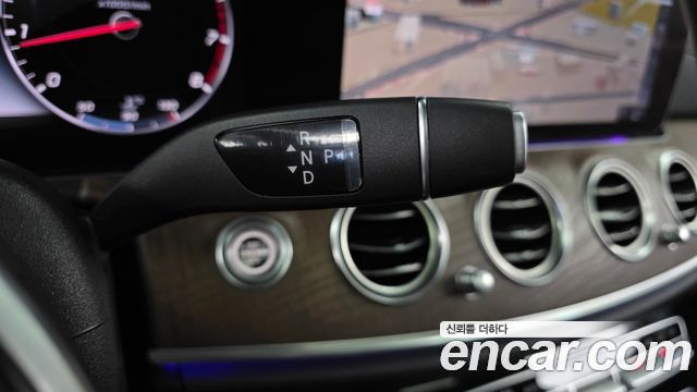 Mercedes-Benz E-Class 2019 — photo 12