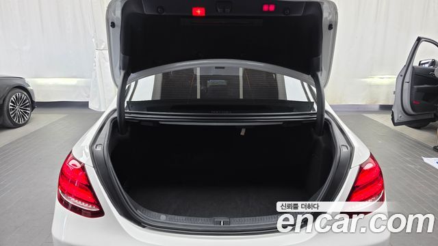 Mercedes-Benz E-Class 2019 — photo 26