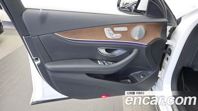 Mercedes-Benz E-Class 2019 — photo 14