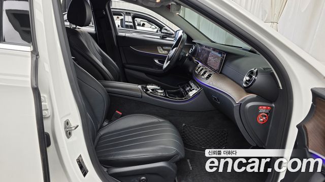 Mercedes-Benz E-Class 2019 — photo 16