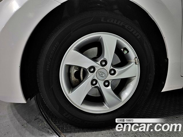 Hyundai AVANTE 2016 — photo 13