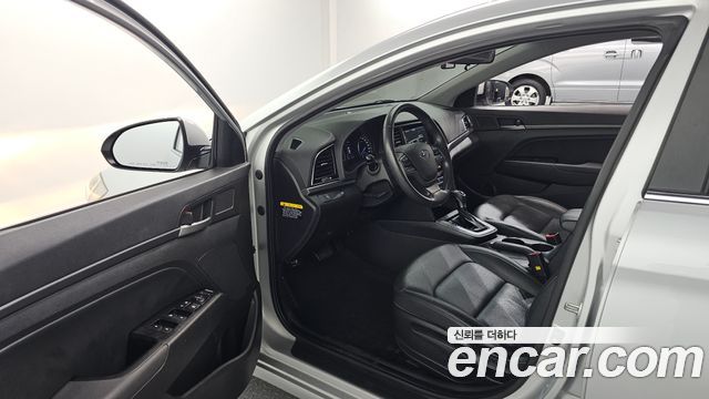 Hyundai AVANTE 2017 — photo 10