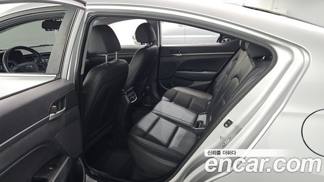 Hyundai AVANTE 2017 — photo 11