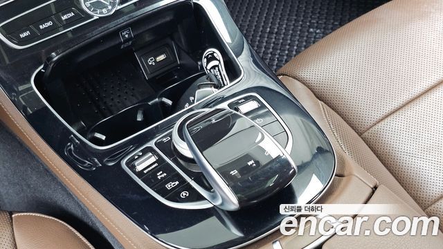 Mercedes-Benz E-Class 2019 — photo 12