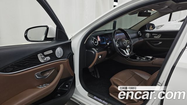 Mercedes-Benz E-Class 2019 — photo 13