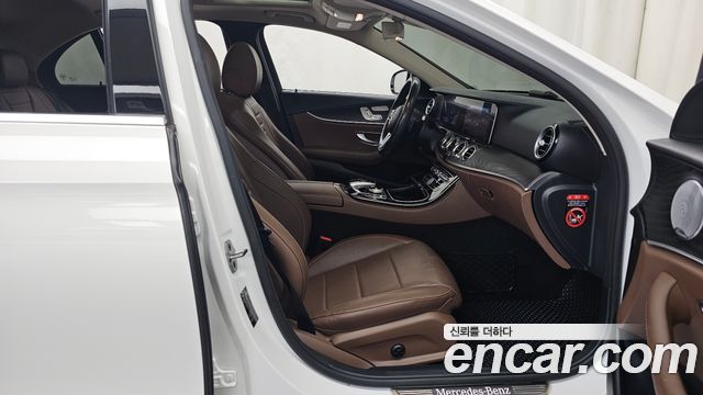 Mercedes-Benz E-Class 2019 — photo 17
